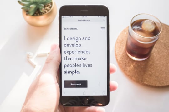 A note on a phone's screen
            that reads: I design and develop experiences that make people's
            lives simple.